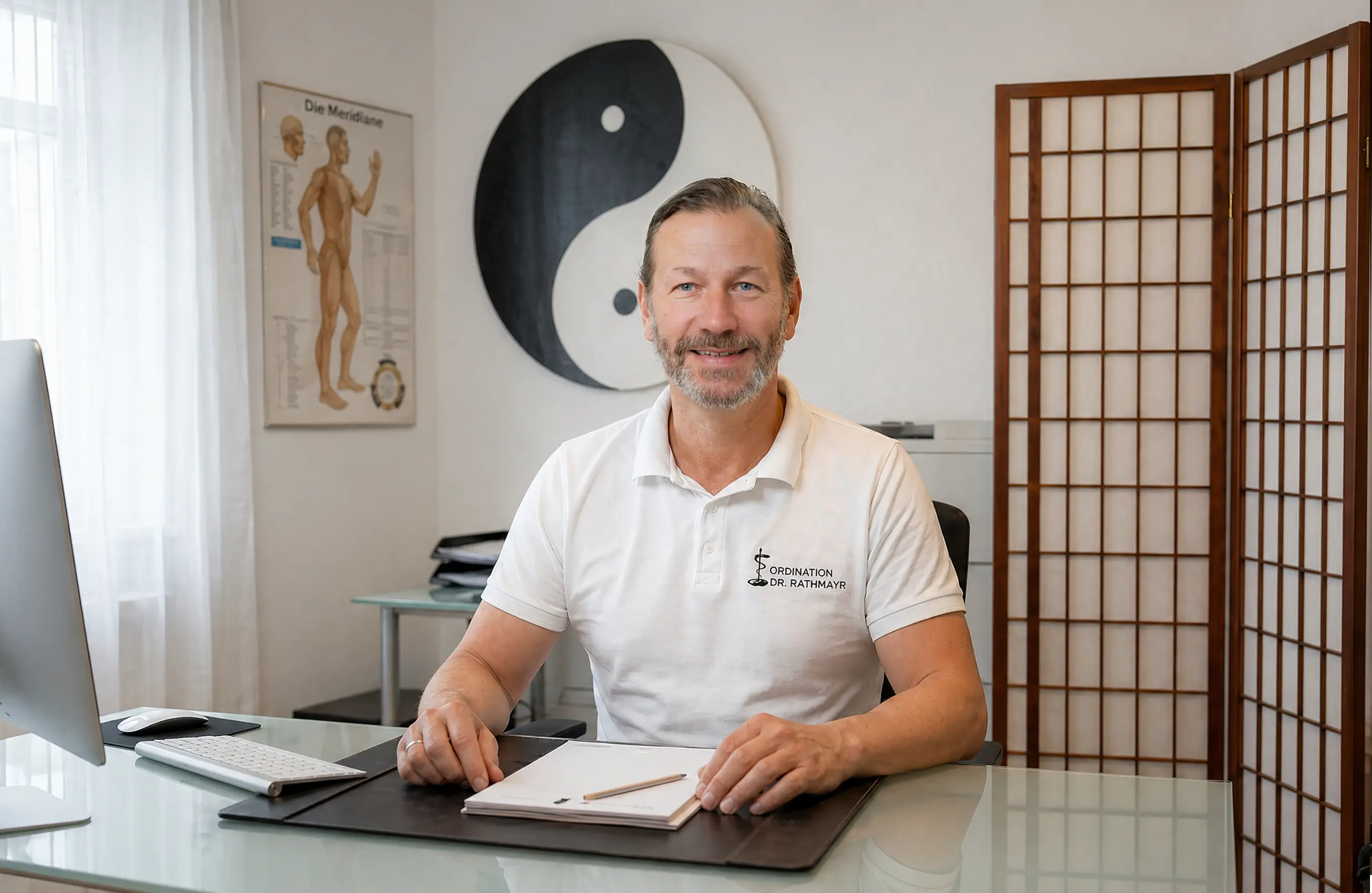 Dr. Rathmayr am Schreibtisch